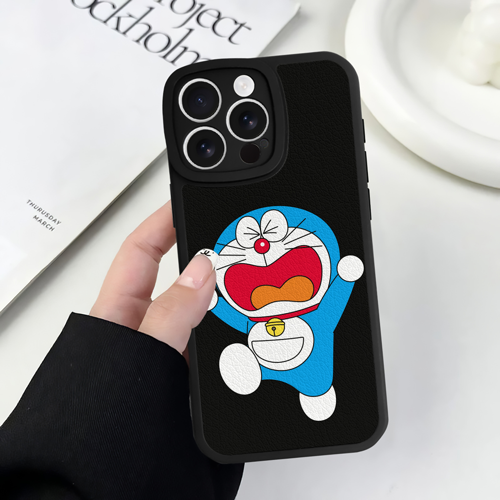 （画像用） ドラえもん Doraemon 【iPhone 16シリーズ対応】シリコンスマホケース（レザー調） 材質：シリコン